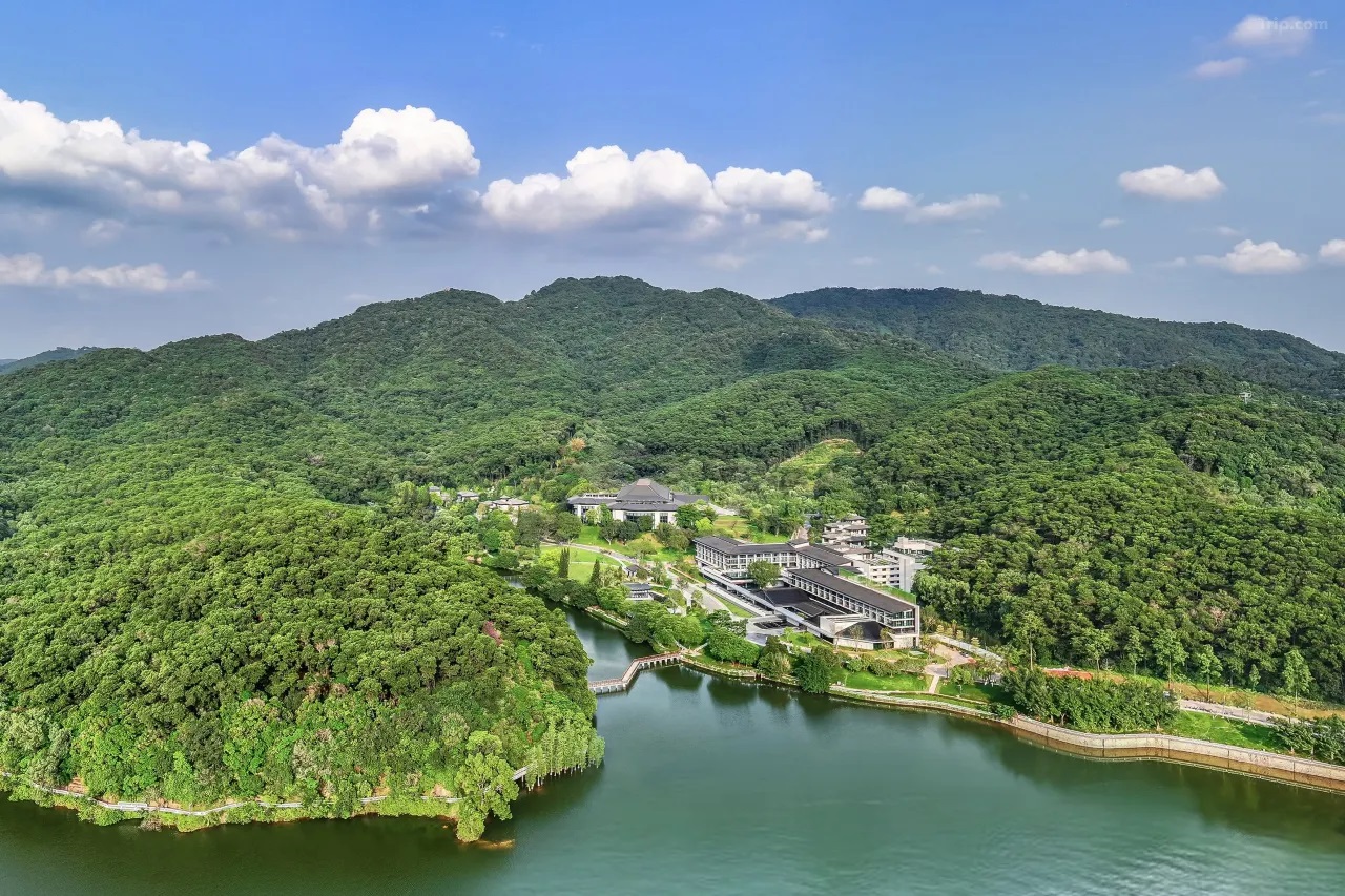 广州鸣泉居酒店外观图